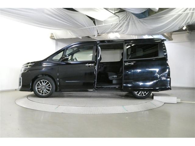 ヴォクシー ＺＳ　両電動スライドドア　地デジ　盗難防止システム　オートエアコン　ダブルエアバッグ　ＤＶＤ再生可　ＥＴＣ　ＬＥＤヘッドライト　キーレスエントリー　メモリーナビ　ナビＴＶ　３列シート　リアオートエアコン（4枚目）