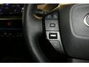 ハンドルのボタン操作でオーディオ／エアコン等がコントロール出来ますので、利便性だけでなく事故防止にも繋がりますよ！（車種により有無あり）