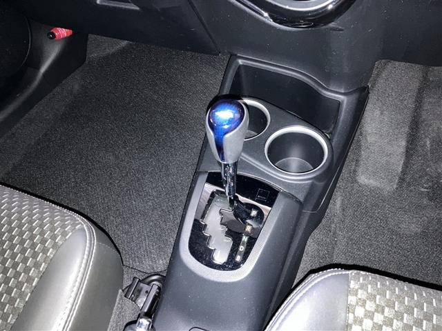 アクア クロスオーバー　レーダーブレーキ　スマ－トキ－　パワーウインドウ　ＬＥＤ　ナビＴＶ　地デジ　助手席エアバック　ＤＶＤ　ＥＳＣ　エアコン　ＳＲＳ　盗難防止システム　Ｂカメラ　アルミホイール　キーフリー　ＡＢＳ（32枚目）