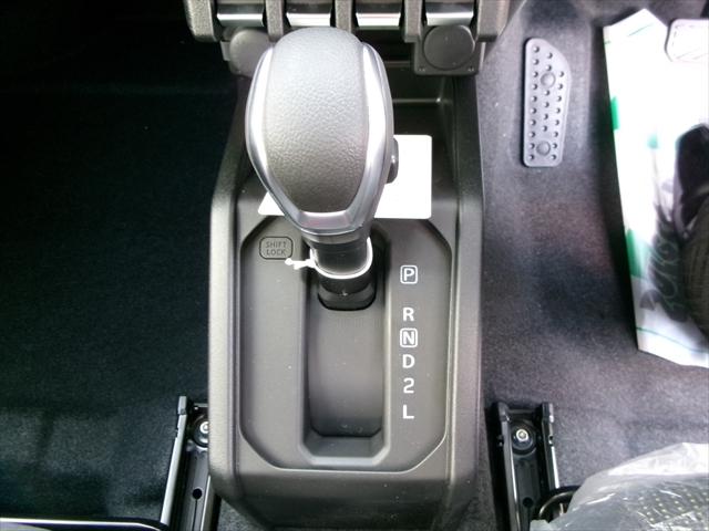 ジムニー ＸＣ　４ＷＤターボ　３型モデル　４ＡＴ車　スズキ保証付　届出済未使用車　デュアルセンサーブレーキ　ＬＥＤヘッドランプ　オートライトシステム　クルーズコントロールシステム　アイドリングストップシステム（55枚目）