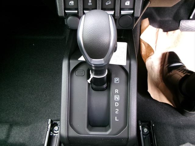 ジムニーシエラ ＪＣ　１．５　４ＷＤ　３型モデル　４ＡＴ車　スズキ保証付　登録済未使用車　デュアルセンサーブレーキ　ＬＥＤヘッドランプ　オートライトシステム　クルーズコントロールシステム　アイドリングストップシステム（8枚目）
