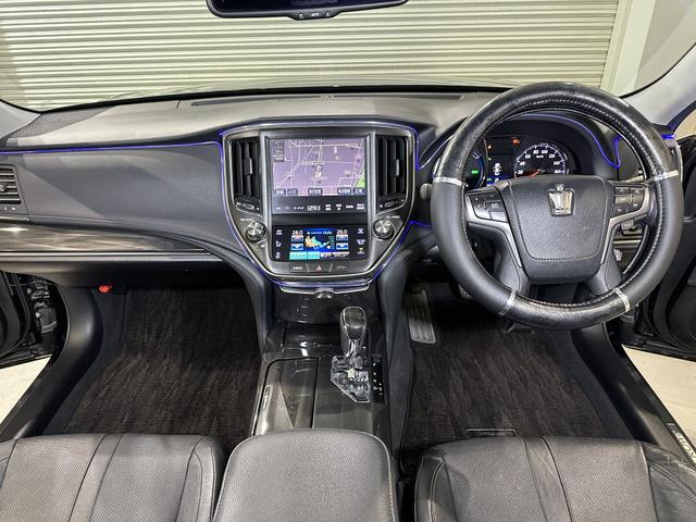 クラウンハイブリッド アスリートＧ　サンルーフ／ブラックレザーシート／車高調／ｌｅｖａｎｎａ　１９ＡＷ／社外アンビエントライト／シートヒーター＆クーラー／コーナーセンサー／追従式クルコン／リアロールサンシェード／イエローフォグランプ（2枚目）