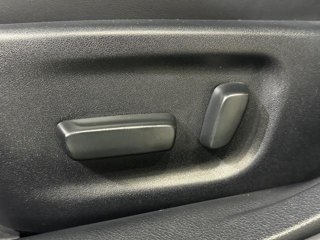 クラウンハイブリッド アスリートＧ　サンルーフ／ブラックレザーシート／車高調／ｌｅｖａｎｎａ　１９ＡＷ／社外アンビエントライト／シートヒーター＆クーラー／コーナーセンサー／追従式クルコン／リアロールサンシェード／イエローフォグランプ（52枚目）