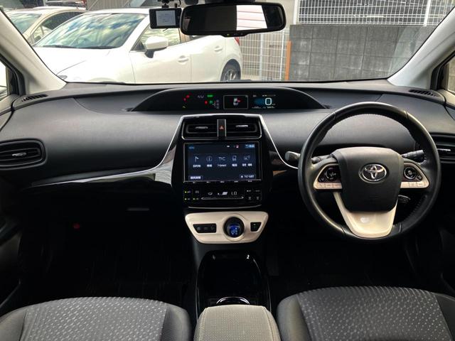 プリウス Sセーフティプラス バックカメラ レーダークルーズ ドラレコ スマートキー ETC 車線逸脱警報 ワンオーナー オートライト オートエアコン Bluetooth フルセグ(2枚目)