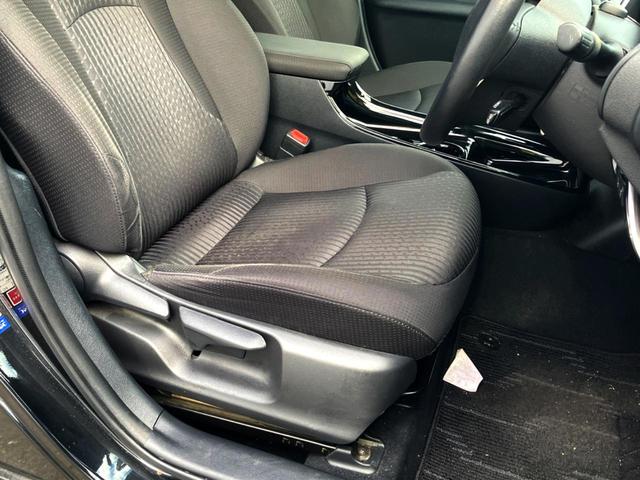 プリウス Sセーフティプラス バックカメラ レーダークルーズ ドラレコ スマートキー ETC 車線逸脱警報 ワンオーナー オートライト オートエアコン Bluetooth フルセグ(30枚目)