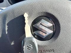 【キーレス】少し離れた場所からでもボタン一つでドアの開錠・施錠ができるのでとっても便利！ドアの鍵穴周りに傷をつけることもありません 7