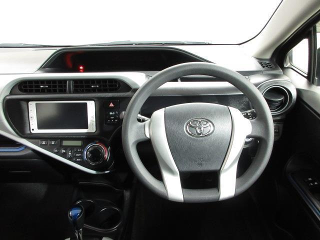アクア Ｓ　運転席助手席エアバック　全席パワーウインドウ　ナビ・テレビ　スマートキー・プッシュスタート　横滑り　キーフリーシステム　エアコン　ＥＴＣ装備　盗難防止機能　パワステ　ＳＲＳ　ＡＢＳ　１セグ（20枚目）