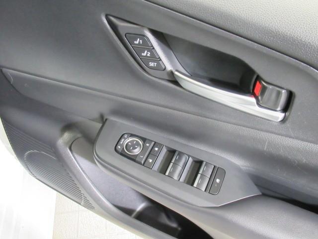 プリウス Ｚ　リアカメラ　プリクラッシュ　ＰＷシート　１オーナ　メモリナビ　ＡＣ１００Ｖ電源　ＬＥＤランプ　ナビ・ＴＶ　オートクルーズ　アルミホイール　ドライブレコーダ　ＡＣ　運転席エアバッグ　横滑り防止装置（10枚目）