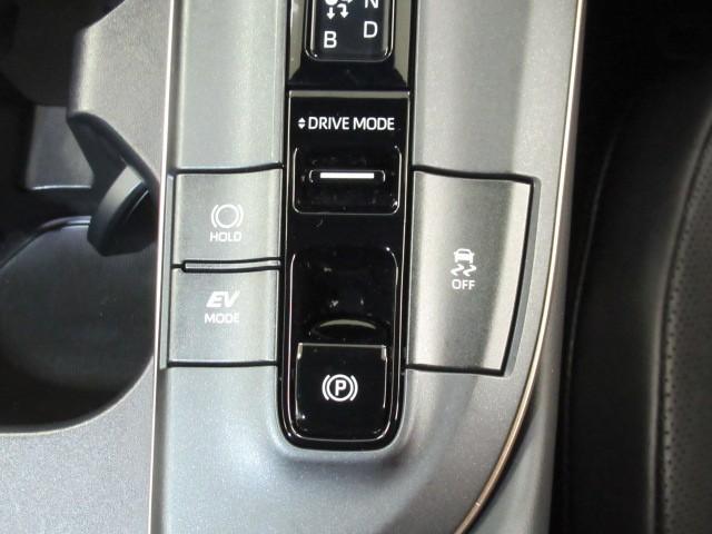 クラウンクロスオーバー Gアドバンスド・レザーパッケージ TSS レザー フルセグTV パワーシート LEDヘッドライト クルーズコントロール Bカメラ エアロ ドライブレコーダ オートエアコン アルミホイル ワンオーナー ETC付 横滑り防止装置 4WD(20枚目)