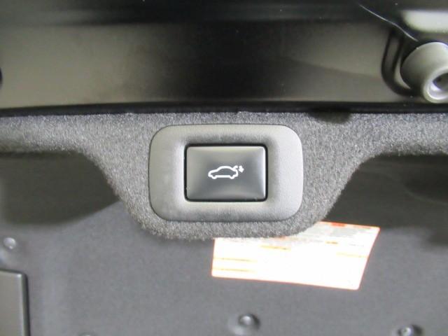 クラウンクロスオーバー Gアドバンスド・レザーパッケージ TSS レザー フルセグTV パワーシート LEDヘッドライト クルーズコントロール Bカメラ エアロ ドライブレコーダ オートエアコン アルミホイル ワンオーナー ETC付 横滑り防止装置 4WD(28枚目)