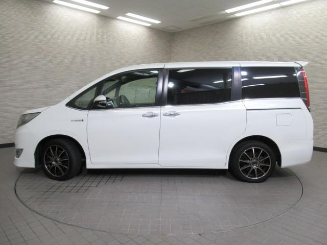 エスクァイア ハイブリッドGi プレミアムパッケージ 地上デジタル 衝突被害軽減 LEDライト 1オナ Bカメラ クルコン スマートキー メモリナビ ナビ&TV キーレス 盗難防止装置 DVD再生 ABS 3列シート ETC アルミ オートエアコン(5枚目)