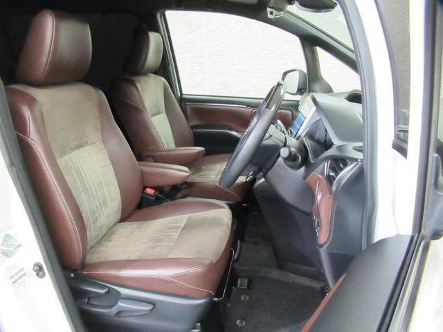 エスクァイア ハイブリッドGi プレミアムパッケージ 地上デジタル 衝突被害軽減 LEDライト 1オナ Bカメラ クルコン スマートキー メモリナビ ナビ&TV キーレス 盗難防止装置 DVD再生 ABS 3列シート ETC アルミ オートエアコン(8枚目)