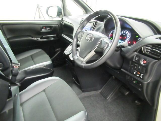 ノア Si ダブルバイビーIII 両側電動ドア リアオートエアコン アルミ バックモニター オートクルーズコントロール キーレス LEDヘッドライト ナビ&TV オートエアコン 4WD DVD 盗難防止装置 フルセグTV 3列シート(8枚目)