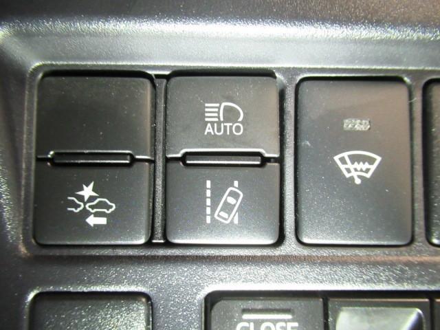 ノア Si ダブルバイビーIII 両側電動ドア リアオートエアコン アルミ バックモニター オートクルーズコントロール キーレス LEDヘッドライト ナビ&TV オートエアコン 4WD DVD 盗難防止装置 フルセグTV 3列シート(12枚目)