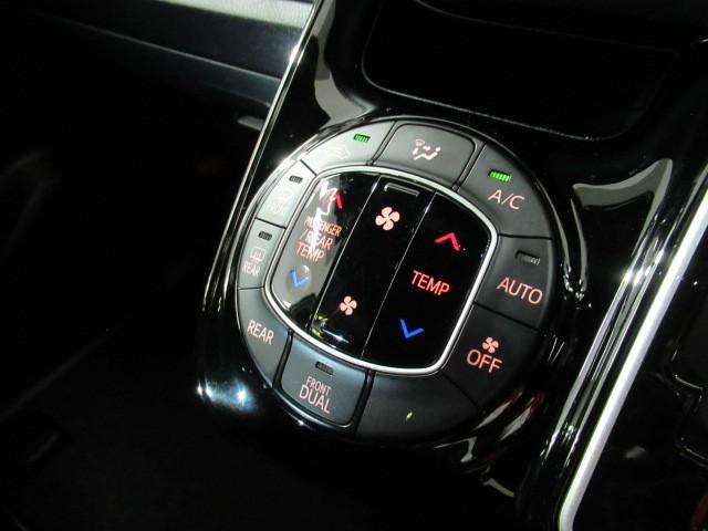 ノア Si ダブルバイビーIII 両側電動ドア リアオートエアコン アルミ バックモニター オートクルーズコントロール キーレス LEDヘッドライト ナビ&TV オートエアコン 4WD DVD 盗難防止装置 フルセグTV 3列シート(21枚目)