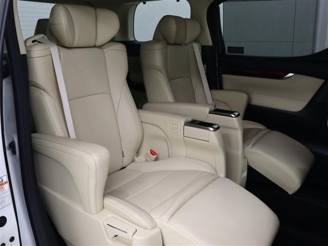 セカンドシートはエグゼクティブパワーシートを採用しています。最大５００ｍｍの前後スライドが可能。さらには電動でオットマンの展開・収納とリクライニング操作が行えます。