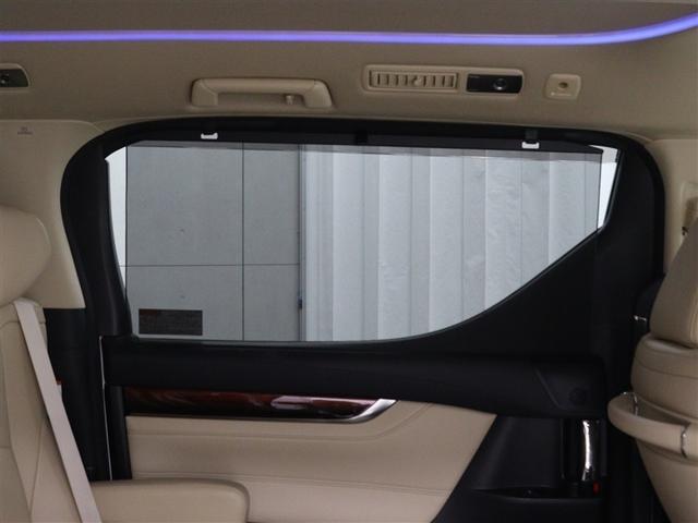 スライドドアに収納式のサンシェードを装備しています。