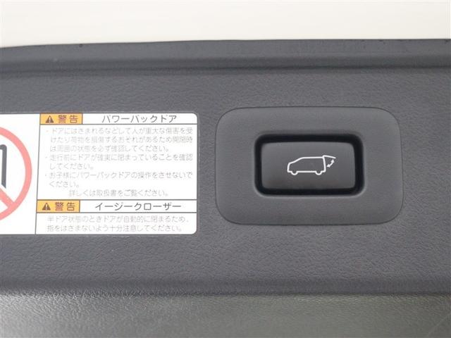 パワーバックドア（挟み込み防止機能付）を装備しています。操作はスマートキー、オーバーヘッドコンソール部、バックドア内側下部の各スイッチで行えます。