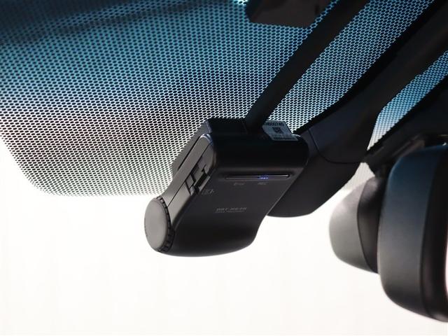 交通事故処理の迅速化等、運転中の「万が一」を記録してくれ、もしもの時も心強いドライブレコーダーを装備しています。