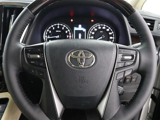 ステアリングホイールから手を離すことなくオーディオやマルチインフォメーションディスプレイの表示切替などの操作が行えるステアリングスイッチを採用しています。