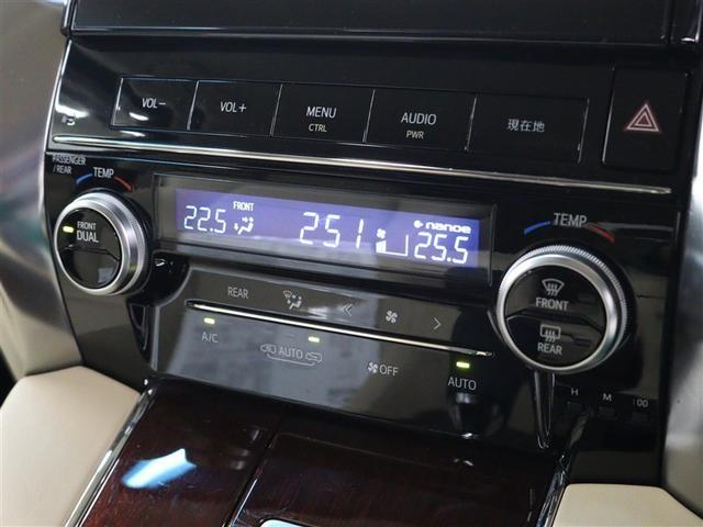 左右独立温度コントロールフルオートエアコン！運転席、助手席それぞれ独立して温度設定が可能です。ナノイーも搭載され室内空間も快適です。
