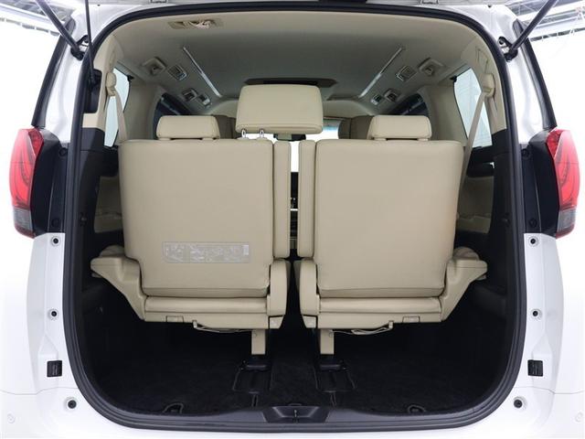 サードシートには、左右両サイドに簡単に跳ね上げて格納できるスペースアップ機能を採用しています。