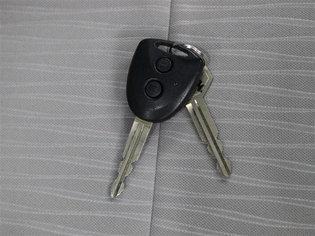 リモコンによってドアロックの施錠解錠を行うことのできるキーレスエントリーが装備されています。