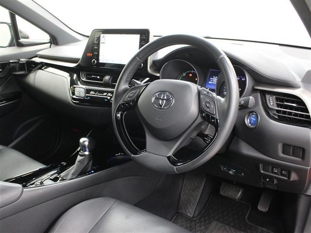 内装は、シートやインストルメントパネル、ドアトリムオーナメントなどをブラック基調にするなどクールな仕様となっています。