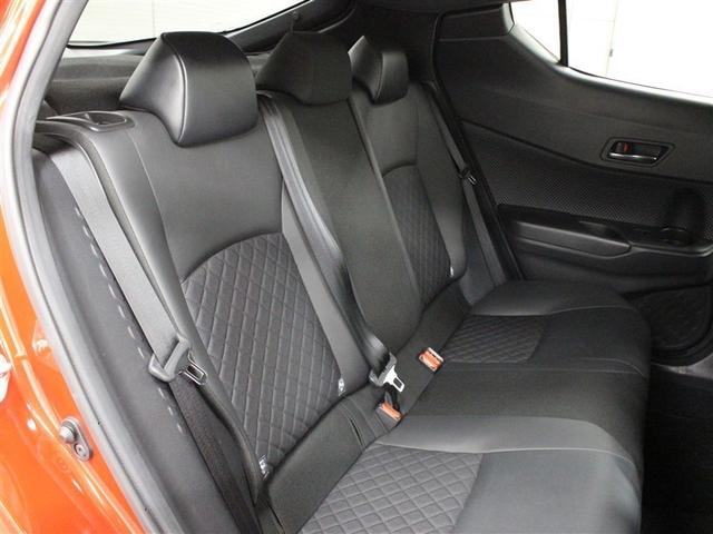 専用シート表皮は、上級ファブリック［ブラック］＋本革［ブラック］＆専用ステッチ［ブラック］が特別装備されています。