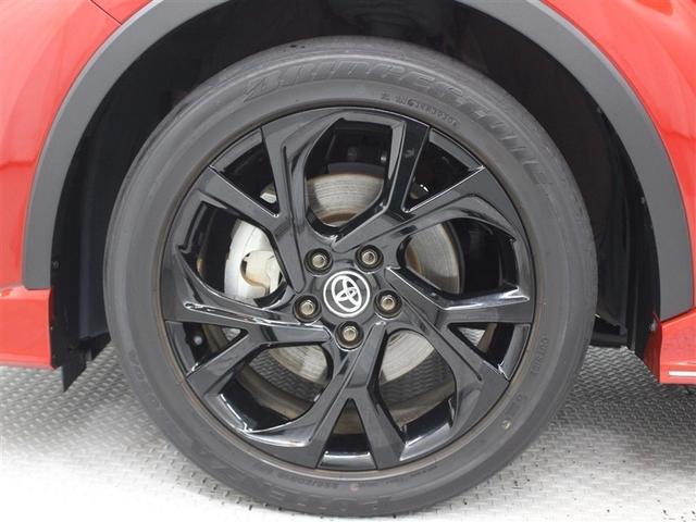 ブラック塗装とブラックナットの１８インチアルミホイールを特別装備し、さらにクールでスポーティなイメージを創出しています。タイヤサイズ２２５／５０Ｒ１８