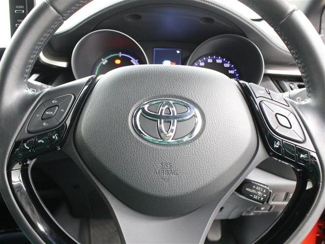 マルチインフォメーションディスプレイ内の表示切替やオーディオなどの操作を、ステアリングから手を離さずに行えます。