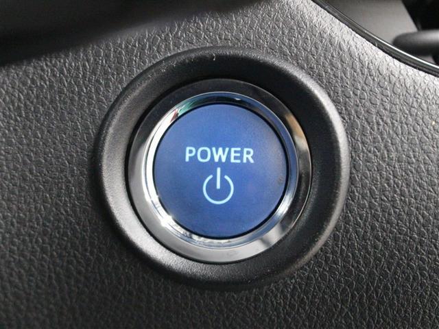 スマートキーを携帯していれば、ブレーキを踏みながらパワースイッチを押すだけで、ハイブリッドシステムが始動します。