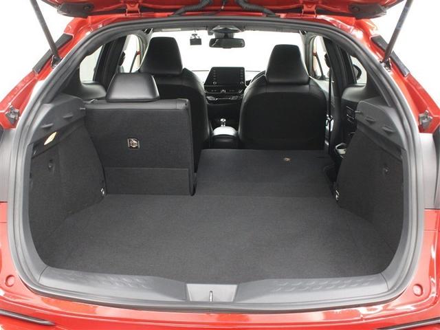 ６：４分割の後席シートを倒せば更に大きなラゲージスペースとしてご利用いただけます。