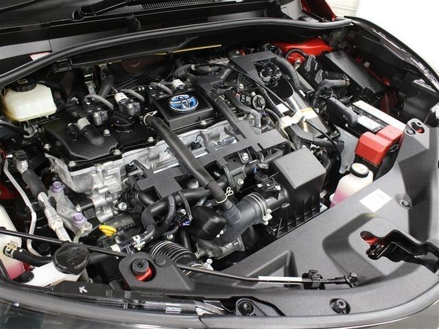 ２ＺＲ-ＦＸＥ型　１．８Ｌ　直４　ＤＯＨＣエンジンと１ＮＭ型　交流同期電動機のハイブリッドシステム搭載、ＦＦ駆動です。