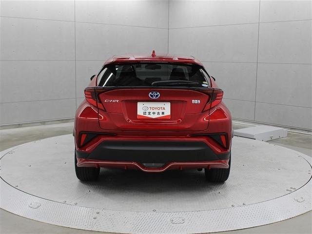 駐車場での後退時に左右後方から接近する車両を検知し、衝突の可能性がある場合、ブレーキを制御するリヤクロストラフィックオートブレーキ［パーキングサポートブレーキ（後方接近車両）］が装着されています。