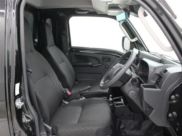 フロントガラスを前出ししてステアリング角度を見直し、運転席スライド量をアップしたことで室内空間を広く取っています。