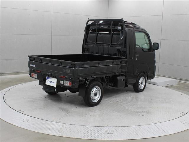 荷台右側に装着されているロゴデカールは車名ロゴの下に「ＪＵＭＢＯ」が表記されたジャンボ専用仕様となっています。