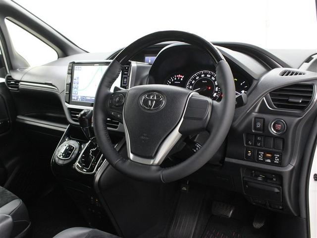 ����{�u�����m�[�u�̃V�[�g��A�{�v�����R�{�X�|�[�N�X�e�A�����O�z�C�[���ɍ��ؖڒ��������{����A�X�ɍ���������C���e���A�f�U�C�����̗p����Ă��܂��B