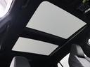 電動シェードの開け閉めに加え、調光機能によりシェードが開いている状態での調光・透過を瞬時にタイムラグなく切り替えができる調光パノラマルーフ(電動シェード&挟み込み防止機能付)が装備されています。
