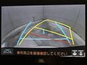 車庫入れや縦列駐車などの際に、後退操作の参考になるガイドラインをモニター画面に表示します。