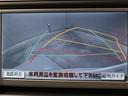 車庫入れや縦列駐車などの際に、後退操作の参考になるガイドラインをモニター画面に表示します。