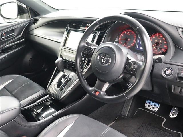 専用小径本革巻き３本ステアリングホイール（シルバーステッチ＋ＧＲエンブレム＋スポーク部：ダークシルバー塗装）や専用オプティトロンメーター、アルミペダルなどが採用されたスポーティなインテリアです。