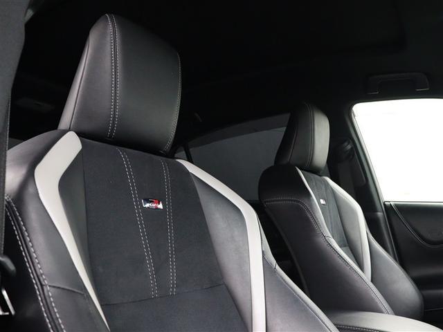 専用フロントスポーティシート（ＧＲエンブレム付）／シート表皮（メイン部：スエード調／サイド部：合成皮革＋シルバーダブルステッチ）が採用されています。