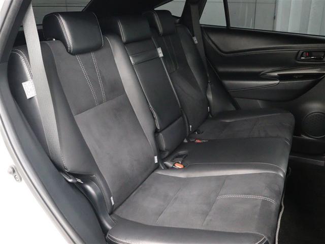 前後席間の間隔延長と前席シートバック形状の工夫で、ゆったりとくつろげる後席空間を確保しています。