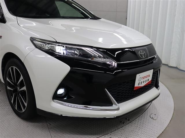 専用アッパーグリル／フードモール（カラード）／トヨタエンブレム／フロントバンパー／ラジエーターグリル／ＬＥＤイルミネーションビーム／フォグランプなどが採用されたスポーティなデザインです。