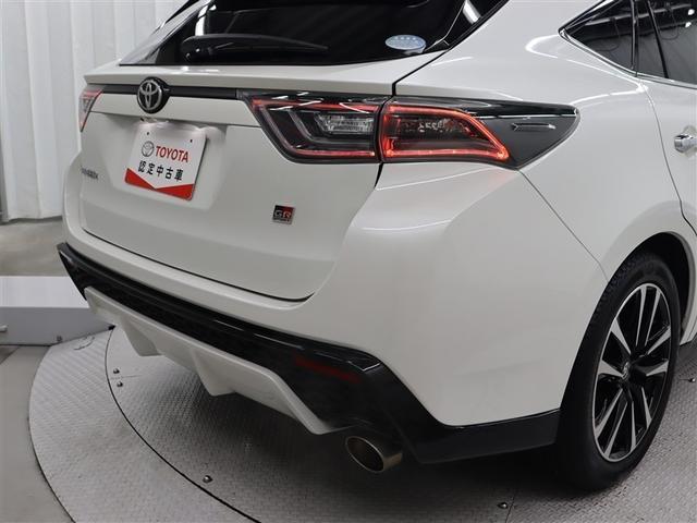 専用リヤバンパー、専用バックドアガーニッシュ／専用リヤコンビネーションランプ（ＬＥＤテールランプ＆ストップ）や専用マフラー（大径バッフル）が装着されています。