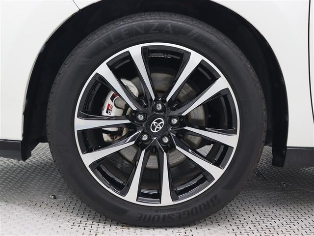 ８Ｊ専用アルミホイール（エンケイ製　ブラック塗装＋切削光輝）＋専用センターオーナメントを装着しています。タイヤサイズ２３５／５０Ｒ１９