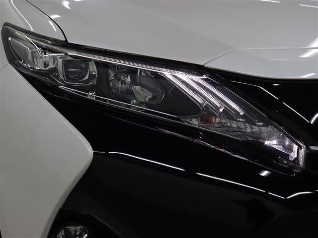 消費電力の少ないＬＥＤヘッドランプを採用、３本のライン状に発光するクリアランスランプを内蔵しています。