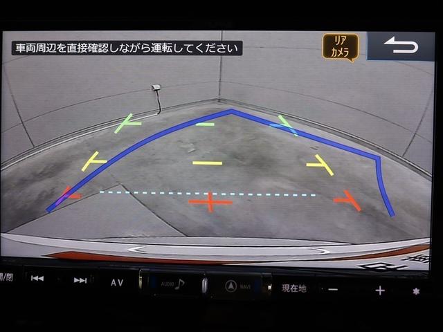 目視では確認しづらい車両後方を表示するカラーバックモニターが装備されています。スムーズな車庫入れや縦列駐車をサポートします。