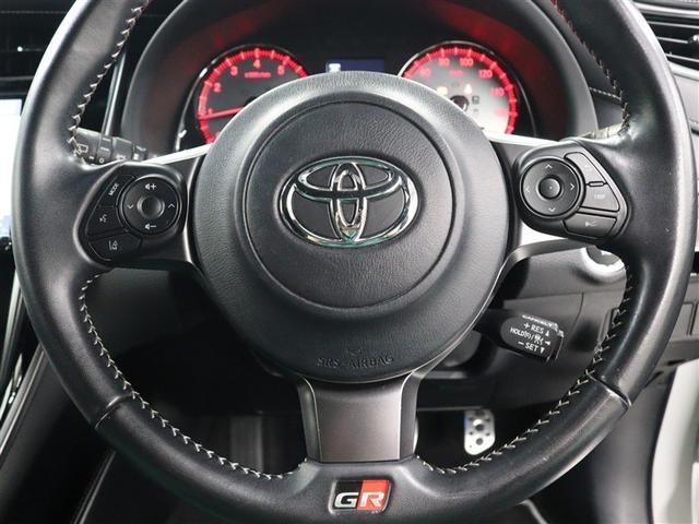 マルチインフォメーションディスプレイ内の表示切替やオーディオなどの操作を、ステアリングから手を離さずに行うことができるステアリングスイッチ装備です。